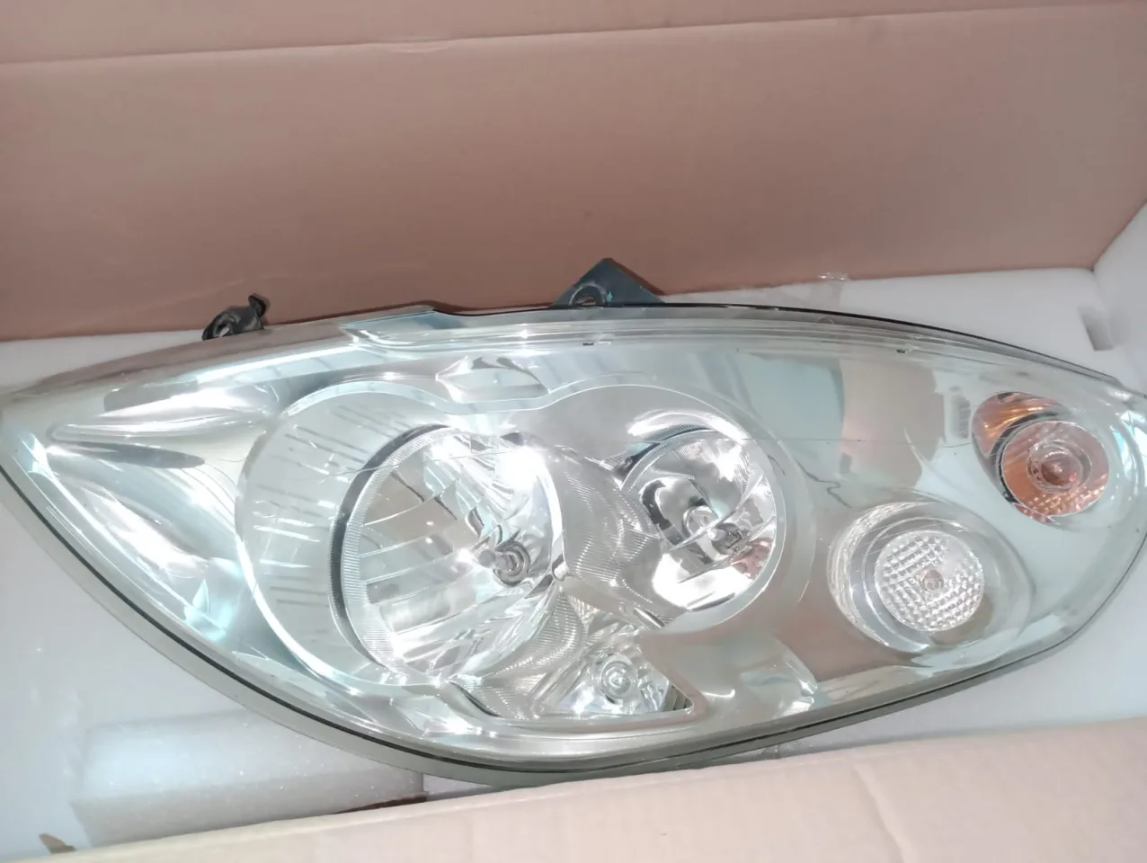 FAROL RENAULT MASTER (Esquerdo)